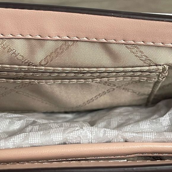 MICHAEL Michael Kors
Medium Grace Metallic Rose Gold Leather Envelope Cl… - Picture 6 of 11
